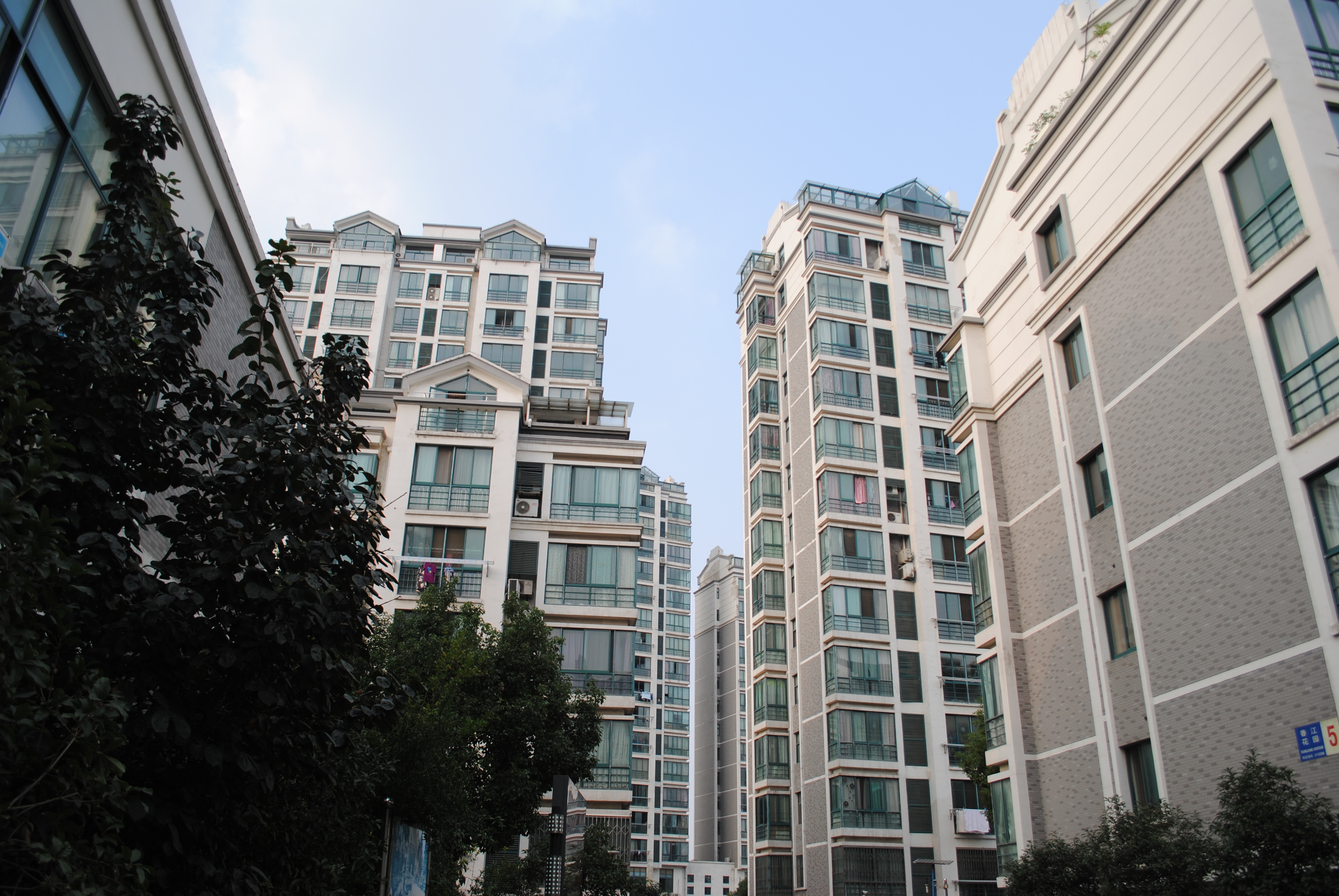 香江花园 4室3厅3卫 246平方米 258万出售