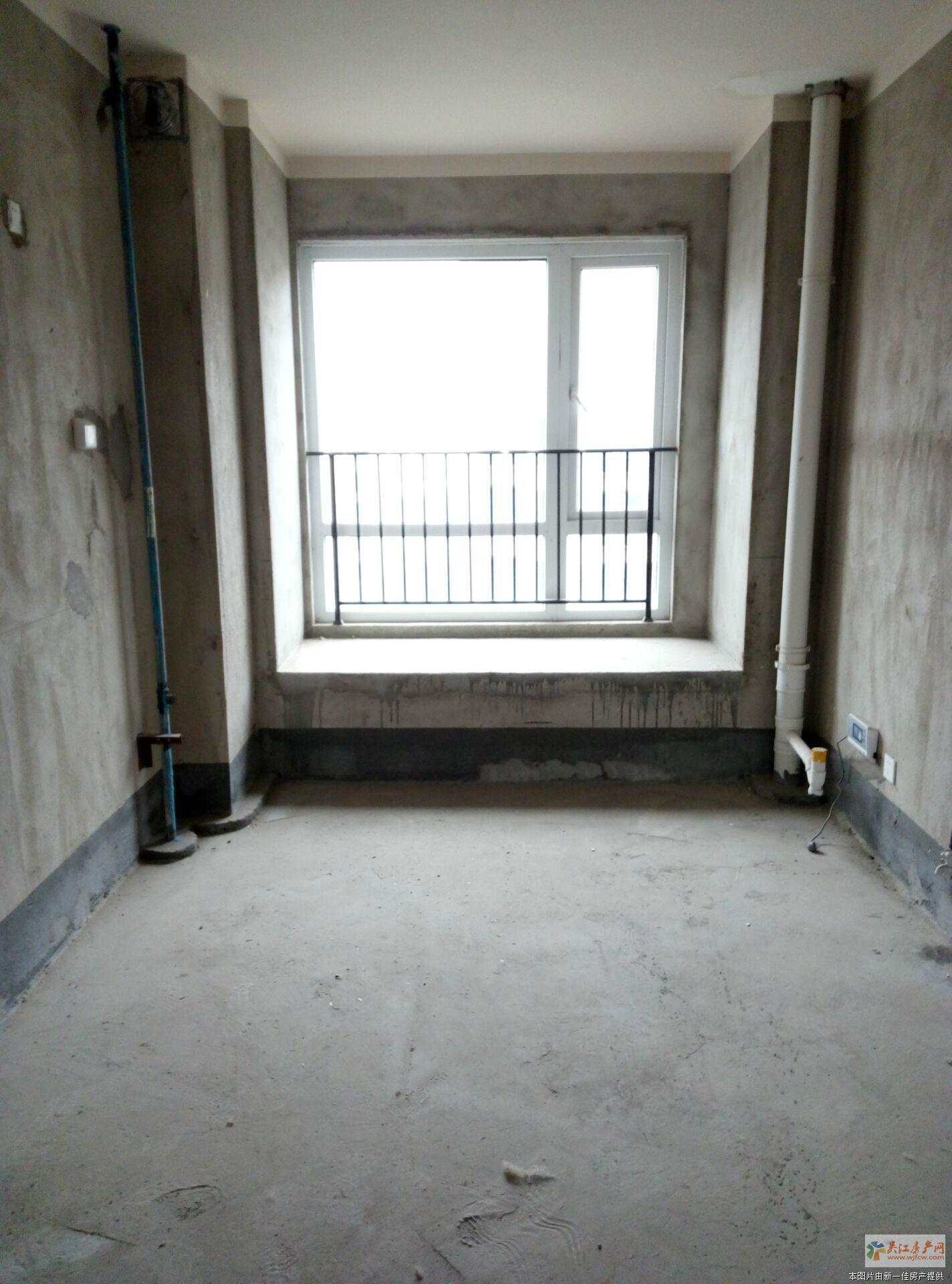 JJ九龙豪苑、江陵地铁口边、三层空中别墅、实际面积达300平！